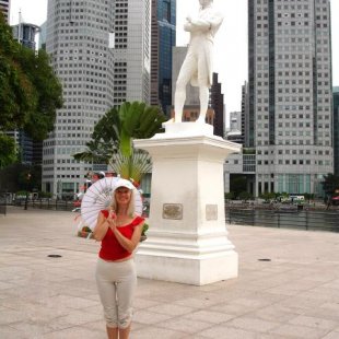  Біля найпопулярнішого пам’ятника засновнику Сінгапуру Томасу Раффлзу