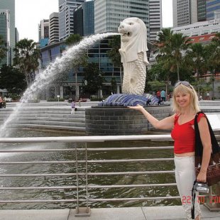 Людмила  біля символу Сінгапура - Мерліон . Merlion Park