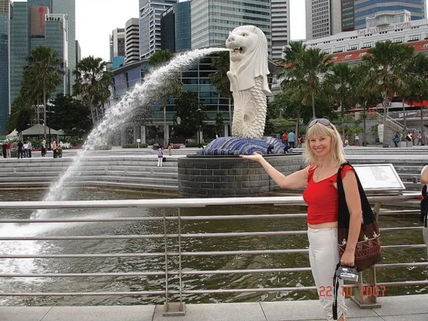 Людмила у символа Сингапура - Мерлион. Merlion Park 